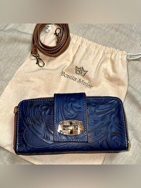 Bonita Mujer Blue Tooled Leather Wallet Clutch Wristlet Handmade Mexico